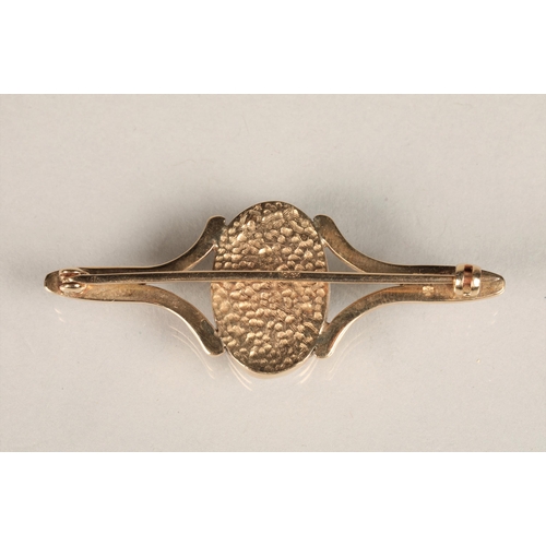 126 - Ladies 9ct gold agate bar brooch, length 5.5cm