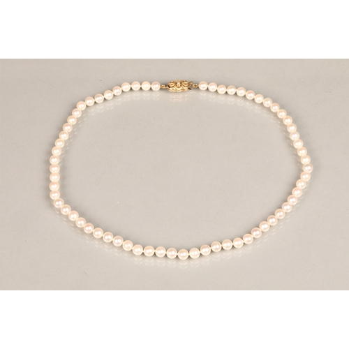 152 - Ladies pearl necklace with 14K yellow gold clasp, set with a small diamond, length 46cm