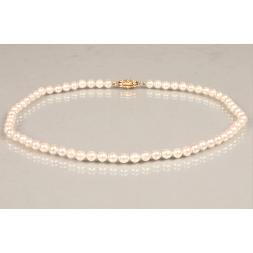 152 - Ladies pearl necklace with 14K yellow gold clasp, set with a small diamond, length 46cm