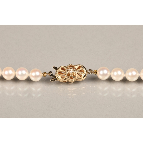 152 - Ladies pearl necklace with 14K yellow gold clasp, set with a small diamond, length 46cm