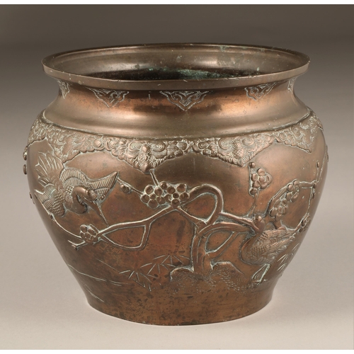 281 - 19th century Japanese bronze jardiniere, decorated with birds and flowers in relief, diameter 21cm, ... 