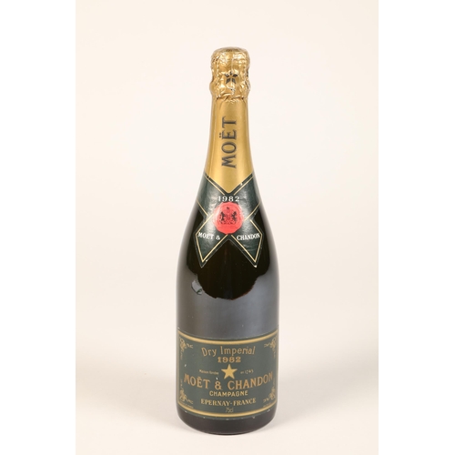 339 - 1982 bottle of Moet Chandon Champagne, 75clPlease note - This lot cannot be invoiced and collected u... 