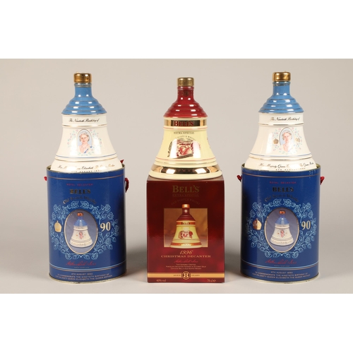 352 - Bells Royal Decanter' Elizabeth the Queen Mothers 90th birthday, 75cl, 43 % vol, in Decanter, Bells ... 