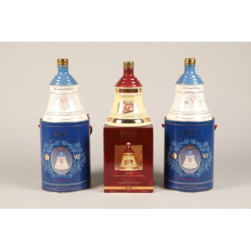 352 - Bells Royal Decanter' Elizabeth the Queen Mothers 90th birthday, 75cl, 43 % vol, in Decanter, Bells ... 