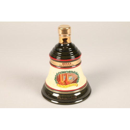 354 - Six Bells Christmas Whisky in Decanters, Aged 8 Years, 1992, 70 cl, 40 % vol, 1992, 70 cl, 40%,1993,... 