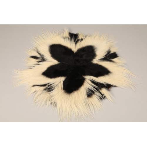 611 - Colobus monkey skin rug, diameter 90cm