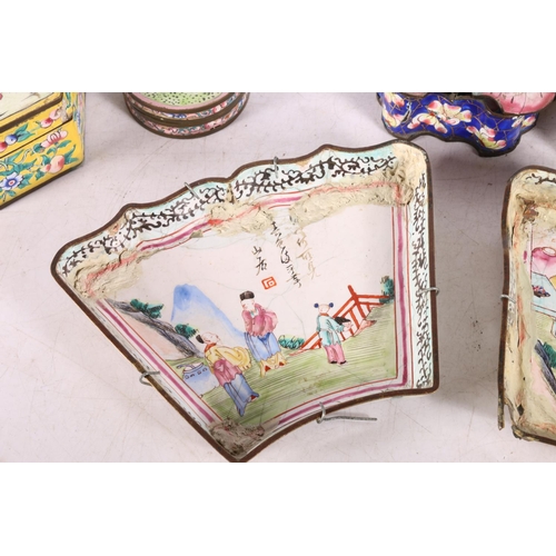 196 - Chinese enamel decorative items to include boxes and covers, a pan, and a pair of fan shaped dishes.... 