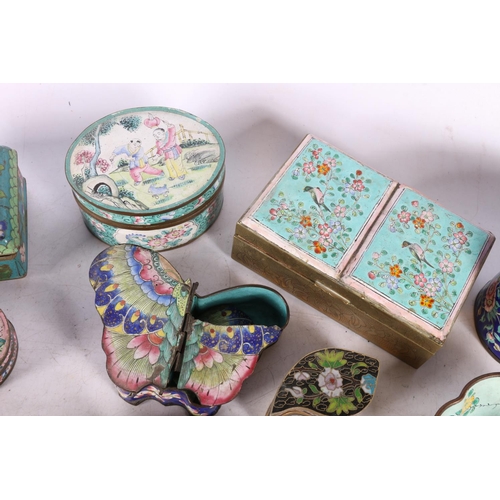 196 - Chinese enamel decorative items to include boxes and covers, a pan, and a pair of fan shaped dishes.... 