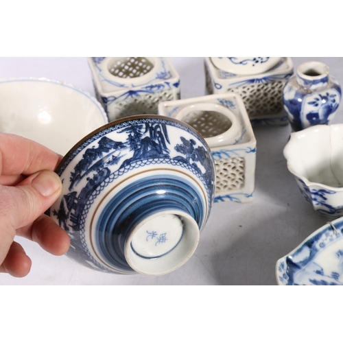 232 - Chinese and Japanese blue and white porcelain to include a set of three oval lobed dishes, 17cm long... 