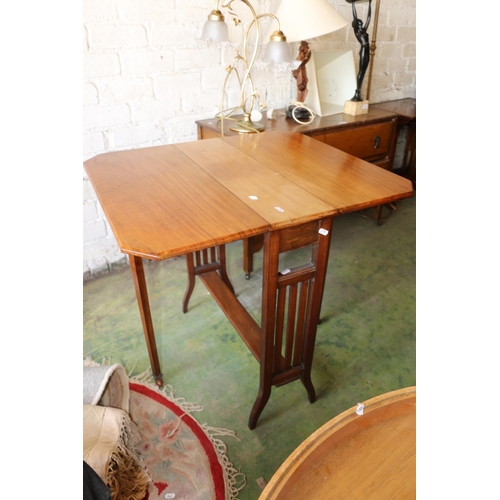 534 - Mahogany drop-leaf occasional table.