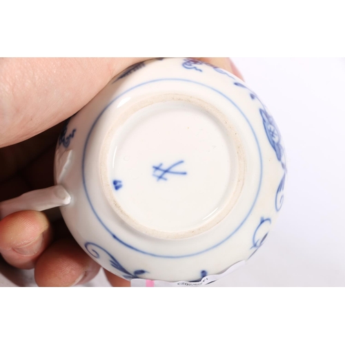 265 - Meissen blue and white porcelain lidded cup, blue crossed swords mark to base, 9cm high.  #28