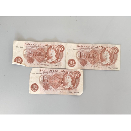 195 - Bank of England. Eliz II issues to include to include three 1960s 10s notes Hollom signatures, three... 