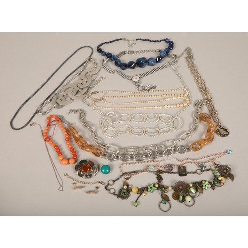 132 - Small quantity of costume jewellery.