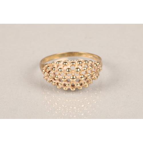 55 - 9ct yellow gold ring. Size: Q, 2.5g.