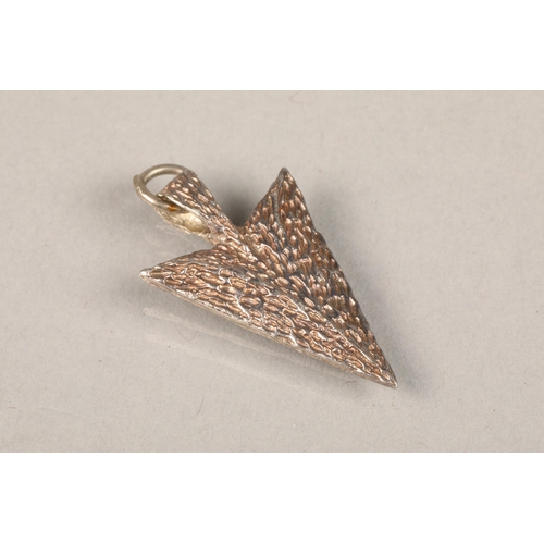 68 - Hammered 14ct white gold arrow head pendent.2.6 grams