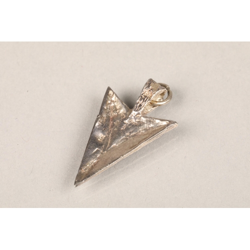 68 - Hammered 14ct white gold arrow head pendent.2.6 grams