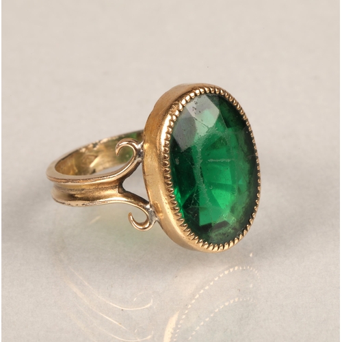 93 - Yellow metal ring with green stone, size: I/J (stamped 14).