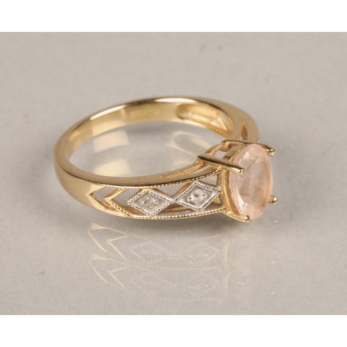 95 - 9ct yellow gold ring with rose coloured stone. Size: I