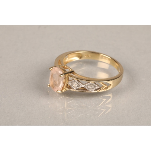 95 - 9ct yellow gold ring with rose coloured stone. Size: I