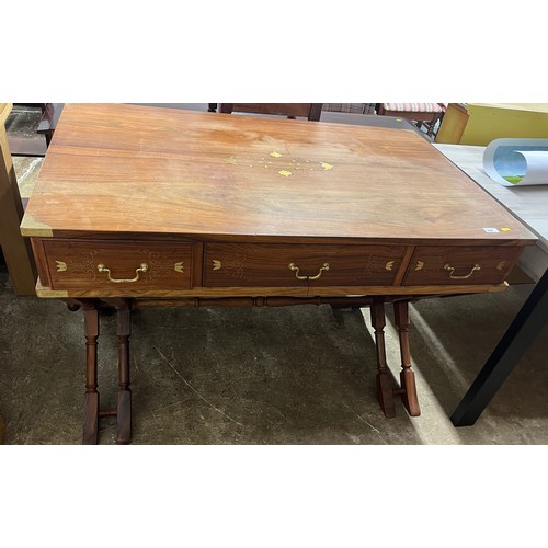 546 - Brass inlaid writing table with three fitted drawers, standing on an x frame with cross stretcher.le... 