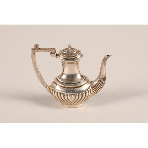 173 - Miniature silver teapot with removable lid, Birmingham 1963, 5cm h, 12g