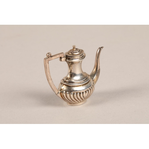 173 - Miniature silver teapot with removable lid, Birmingham 1963, 5cm h, 12g