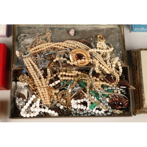 284 - Large quantity of jewellery including vintage, costume, silver, jewellery boxes etc.