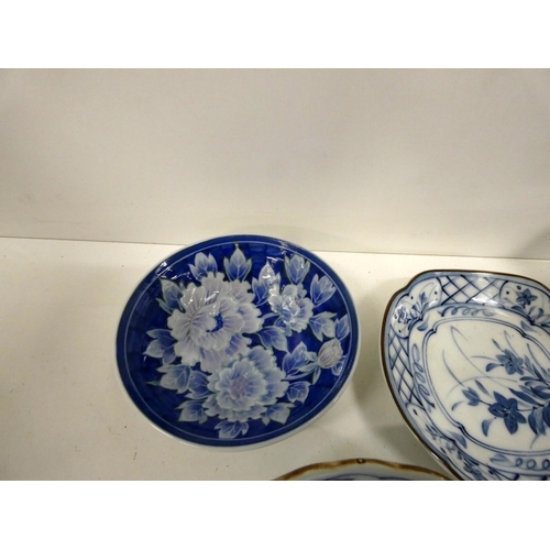 21 - Collection of 19th/20th century blue and white to include bowls, vases etc.