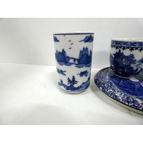 22 - Various blue and white tea ware to include Worcester, Chinese cup etc.