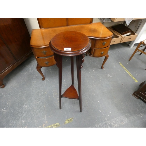 403 - Mahogany jardinière stand and small gate leg table. (2)