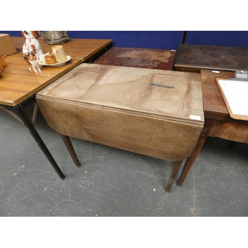 424 - 19th century mahogany Pembroke table.