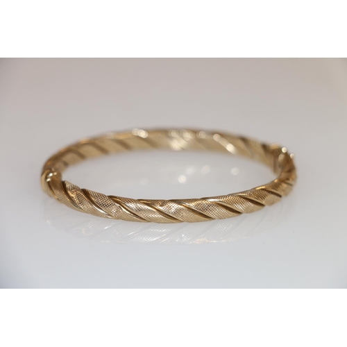 129 - 9ct gold rope twist hinged bangle, 10g.