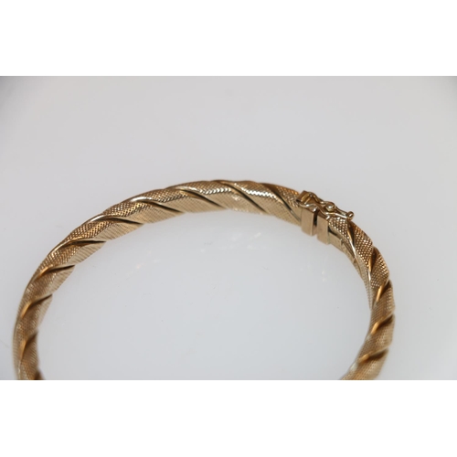 129 - 9ct gold rope twist hinged bangle, 10g.