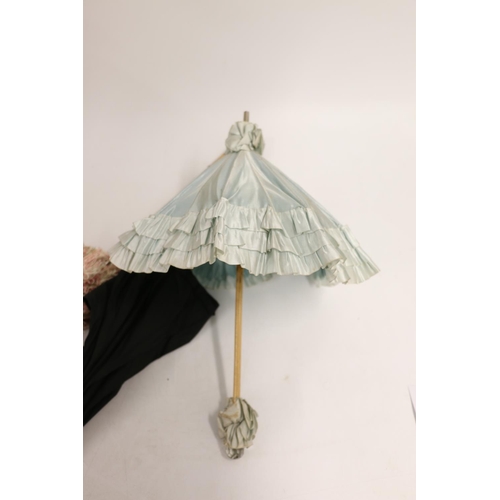 143 - PT Barnum: late 19th/early 20th century parasols to include a child's parasol with pale blue shade a... 