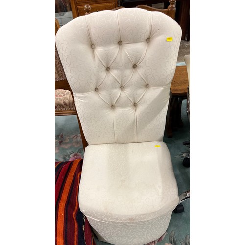 600 - Contemporary cream upholstered dressing room chair