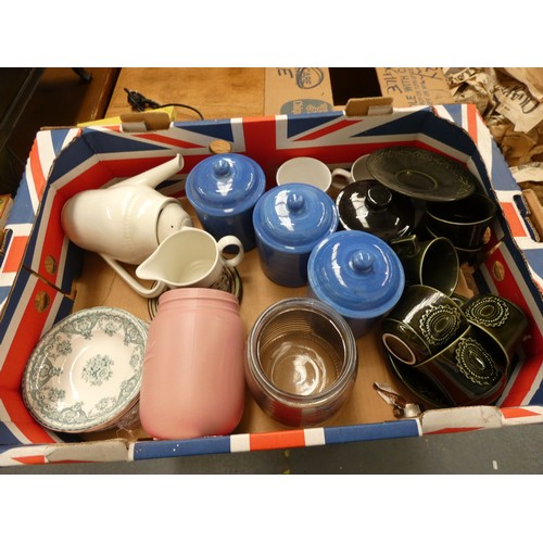 127 - Box of vintage tea ware to include cups, teapot etc.