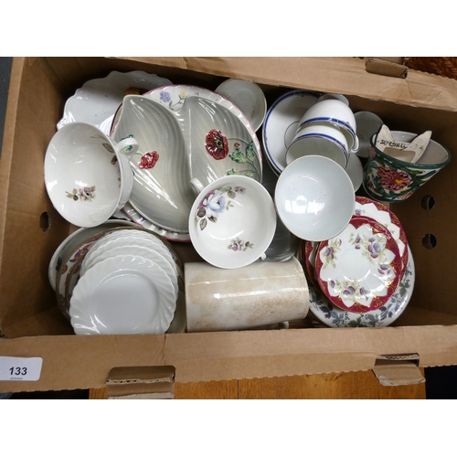 133 - Box of various tea ware and kitchenelia.