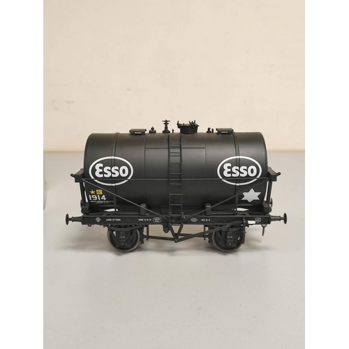 113 - Dapol. Two boxed 1.43 scale 0 gauge Tankers to include 14T Tank Wagon Class B Shell Esso Black 7F-05... 