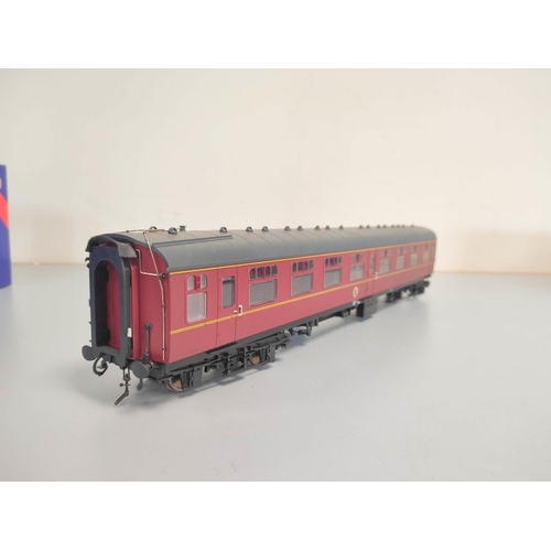 120 - Heljan. Boxed 0 gauge 1.43 scale BR maroon Mk1 2nd class Corridor Coach 4901