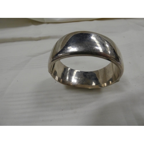 212 - Large silver hinged bangle 39.3g