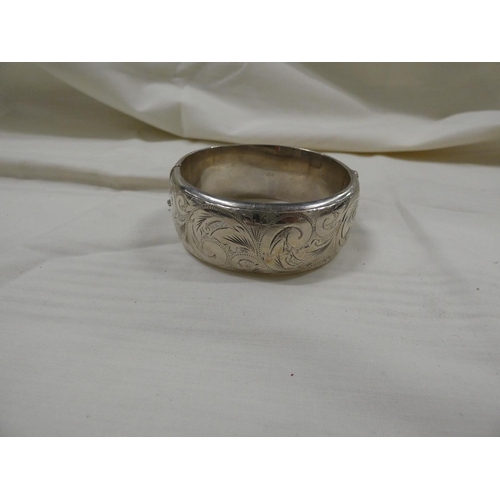 212 - Large silver hinged bangle 39.3g