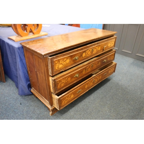 781 - 18th century Italian mahogany chest of drawers, with three drawers and floral marquetry inlay, 138cm... 