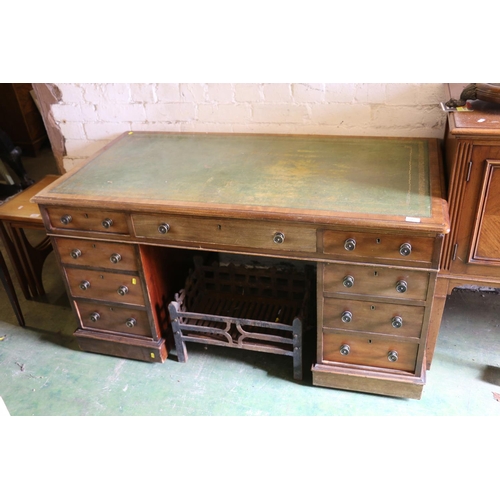 826 - Mahogany pedestal desk, 73 x 137 x 74cm.