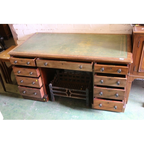 826 - Mahogany pedestal desk, 73 x 137 x 74cm.