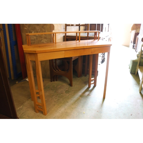 838 - Mike Smith designed hall table / small desk, 84 x 103 x 40cm.