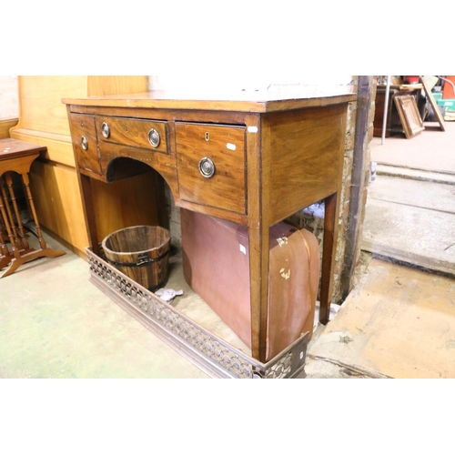 846 - 19th century mahogany sideboard, 82 x 103 x 47cm.