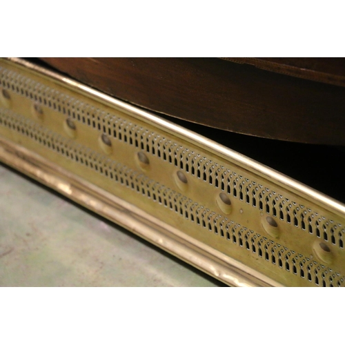 752 - Brass pierced fender, 105 x 22cm.