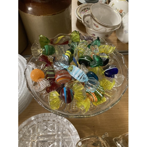 302 - Group of glass sweeties, other glassware, ducks, snail, etc.