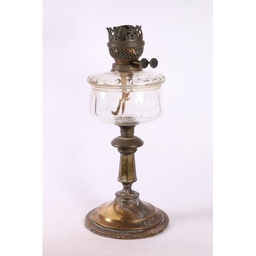 121 - Glass and brass oil lamp, 40cm.