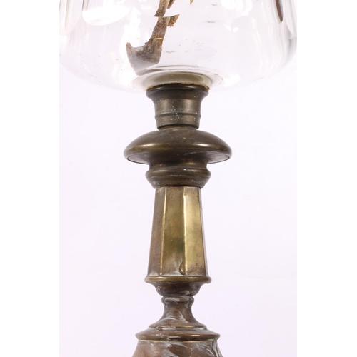 121 - Glass and brass oil lamp, 40cm.